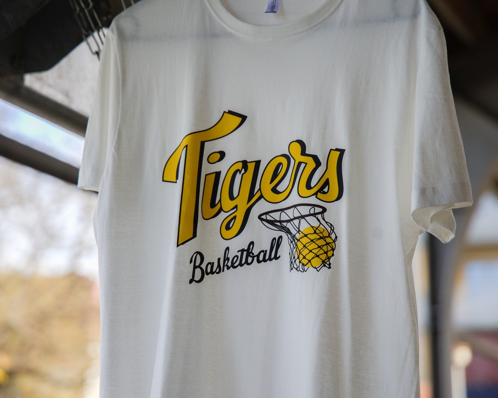 T-Shirt Tigers Basketball Kursiv Off-White